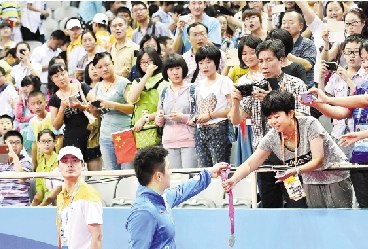 樊振东获青奥男乒冠军将金牌献给启蒙教练(图)