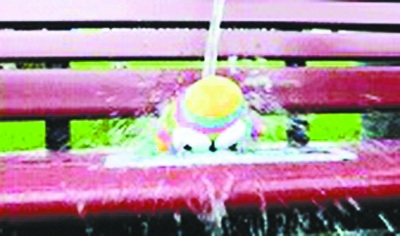 青奥会呆萌吉祥物挑战冰桶砳砳被直接浇趴(图)