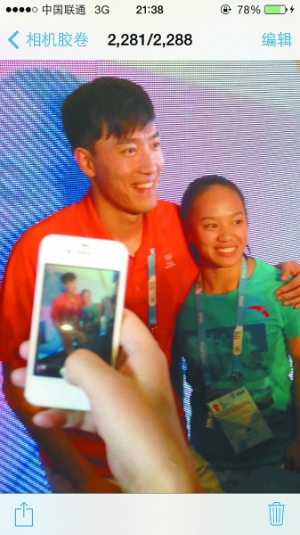 蒋惠花与刘翔合影“最萌身高差”乐翻青奥村(图)