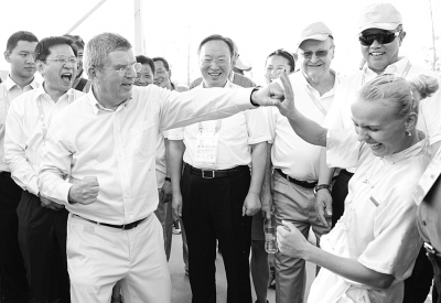 巴赫动手“打”女人登场学起中国功夫(图)