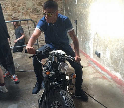 内马尔晒戴墨镜骑摩托车照巴西人恢复良好(图)