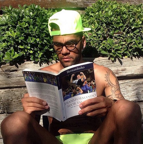 阿尔维斯晒读书照与怒骂前任主帅形象迥异(图)