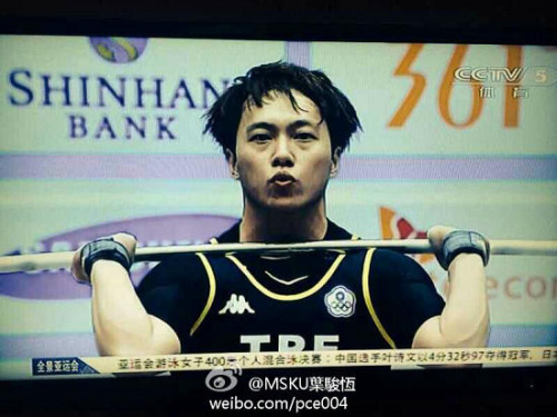 亚运举重赛场现“陈奕迅”网友:怪不得暂退歌坛