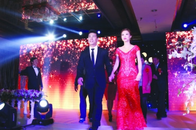 冬奥冠军韩晓鹏大婚李妮娜调侃:新娘不是我!