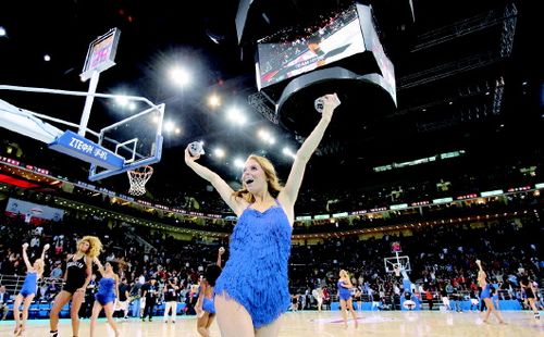 NBA中国赛拉拉队仍很养眼赛场娱乐气息浓厚(图)