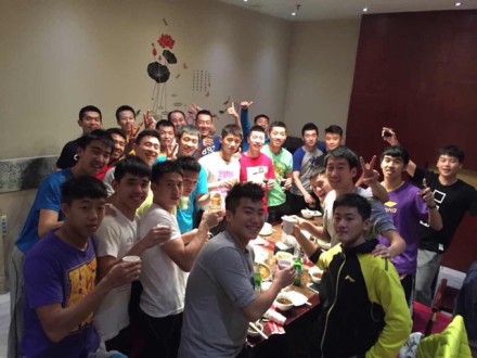 男乒众将为26岁马龙庆生张继科眼神迷离(图)