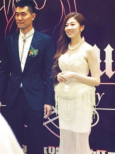 王仕鹏迎娶白富美 妻子面容姣好身材修长(图)