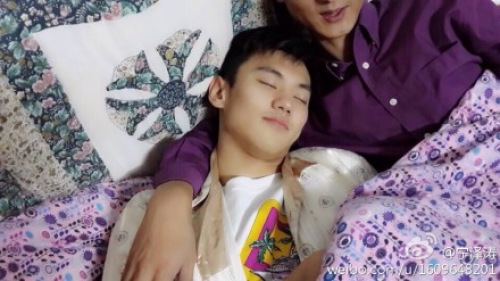 宁泽涛晒面带微笑睡觉萌照感慨回家真好(图)