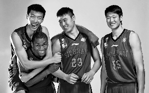川男篮发布新赛季写真慈世平已与队友混熟(图)