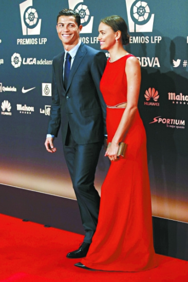 C罗独揽西甲3项大奖典礼上遭女主持“调戏”(图)