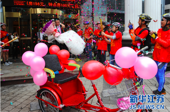 江苏1对新人雨中举行自行车婚礼获驴友称赞(图)