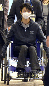 羽生结弦坐轮椅回到日本将接受精密检查(图)