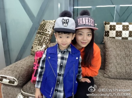 杨阳洋戴可爱毛毛球帽网友盛赞“萌爆了”(图)