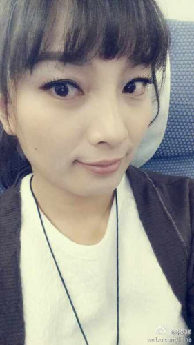 李妮娜晒浓妆美照自嘲吓人网友:美到没朋友(图)