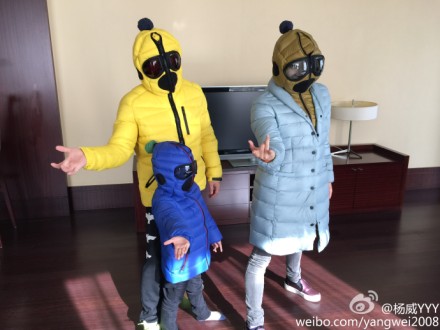 杨威晒一家人奇异服装照雾霾天可免戴口罩(图)