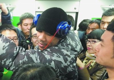 马布里上地铁清理小广告:我也是北京人(图)