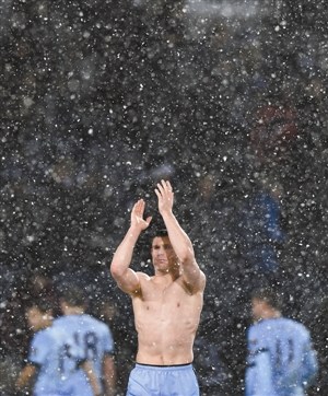 英超圣诞大战风雪中进行铁汉米尔纳赤裸上身(图)