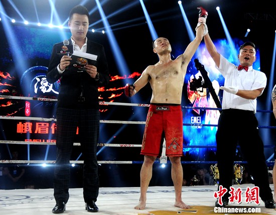 格斗冠军赛激战都江堰中国“金刚”打断对手鼻骨演KO