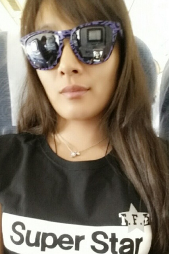 李妮娜带墨镜“冒充”超级明星网友:实至名归(图)