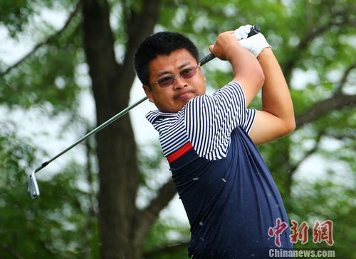 中国美巡赛公开赛首轮完赛三人一杆优势领跑