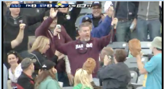 高手在民间!球迷一手啤酒一手接住棒球棒(图)