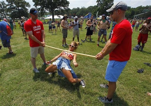 凌波舞者穿过汽车底盘身体柔软度爆表(图)