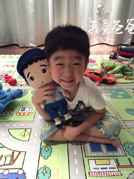 杨阳洋穿狼图案上衣笑容灿烂一脸呆萌(组图)
