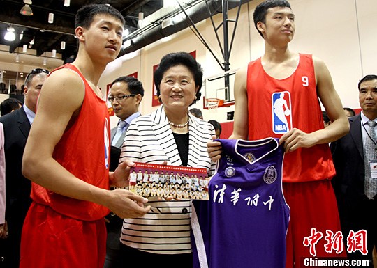 刘延东为中美高中生篮球赛开球“体育外交”续佳话