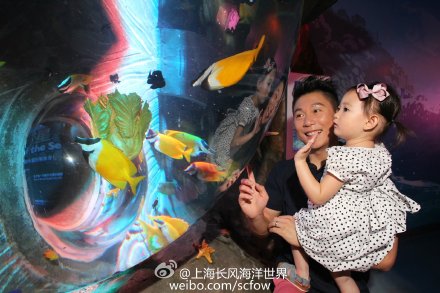 李小鹏带奥莉参观海洋馆被网友催生:别瞎溜达