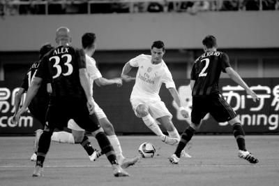 皇马“温柔”点杀米兰C罗带球时球迷高喊梅西