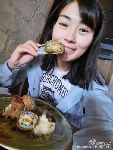 王飞坐飞机被机长认出给予其升头等舱待遇