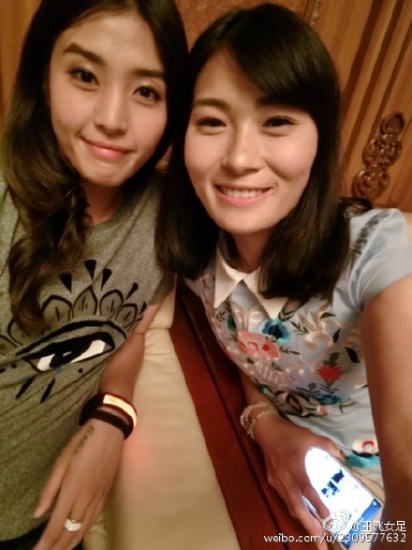 王飞赵丽娜引粉丝尖叫美女国门变身“车模”