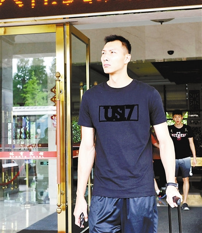大腿肌肉受损缺席比赛中国男篮等待最好的易建联