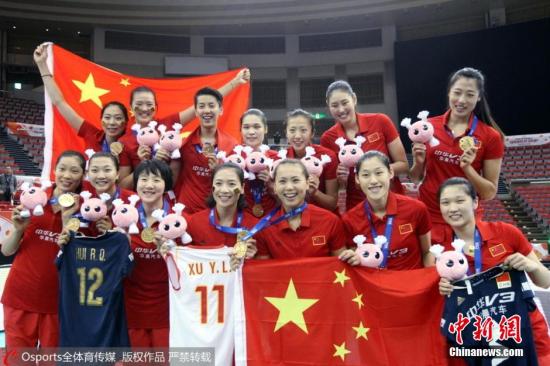 带队友战袍领奖感动世界:有一种坚持叫做中国女排