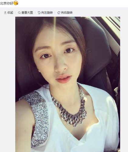 从照片中可以看出,周捷有点憔悴,但依然难掩俏丽的面庞,网友大赞美翻