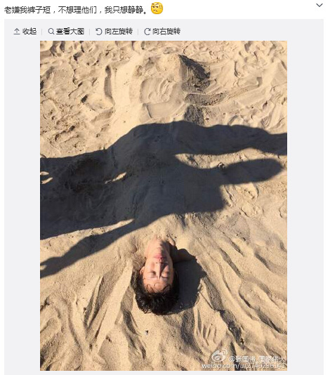 张国伟遭人嫌弃裤子短 把自己埋进沙里显傲娇(图)