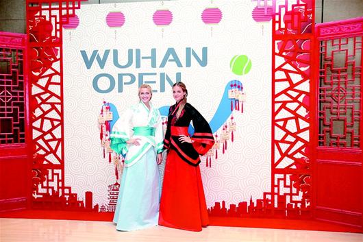 武网球员着汉服参加酒会科维托娃美艳动人(图)