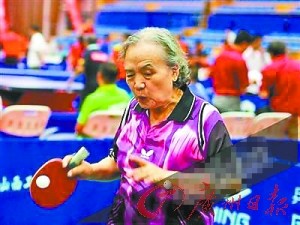 72岁奶奶握乒乓球拍打遍世界去过多国比赛(图)