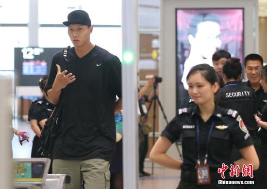 易建联爱子一周岁有3岁孩子身高:他会爱上篮球