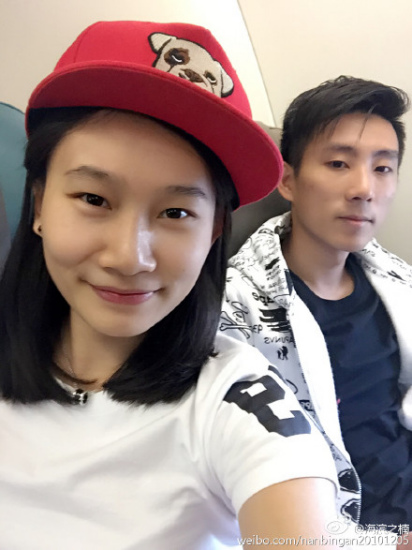 张楠与滕海滨秀恩爱红帽配白t恤清爽十足图