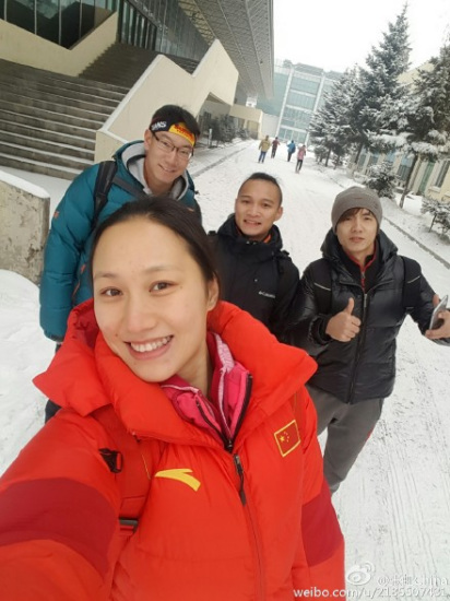 张虹雪地里玩自拍网友赞其笑容“能融冰雪”(图)