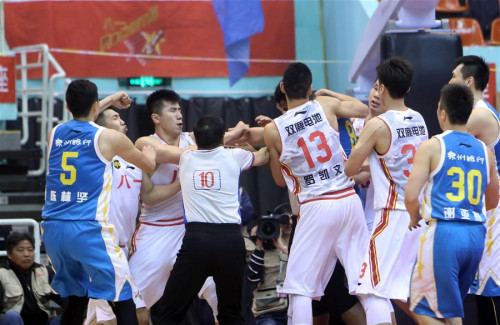 八一男篮主场胜福建双方发生严重肢体冲突(图)