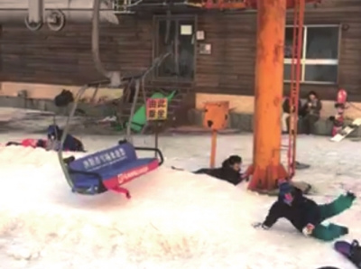 北京一滑雪场缆车倒行2分钟多名乘客强行跳下