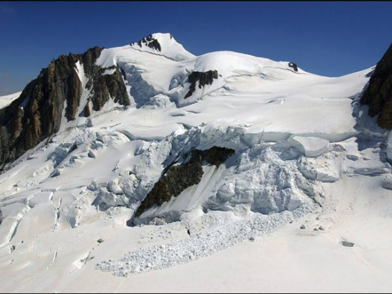 法国夏蒙尼附近两名登山者遭遇雪崩不幸遇难