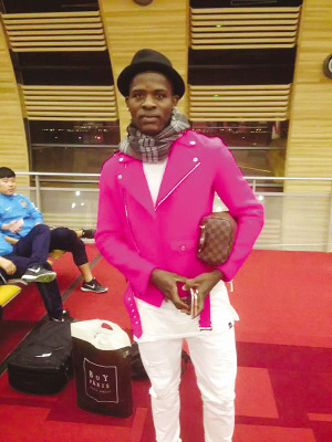 权健抵达圣保罗进行拉练基蓝马酷装抢眼(图)