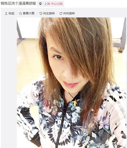 程爽长发遮眼顽皮吐舌网友:第一次见你淘气(图)