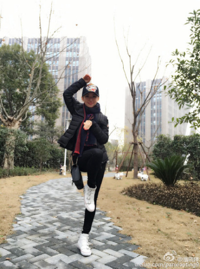 潘晓婷变身“猴子”送祝福网友:拿着球杆更像
