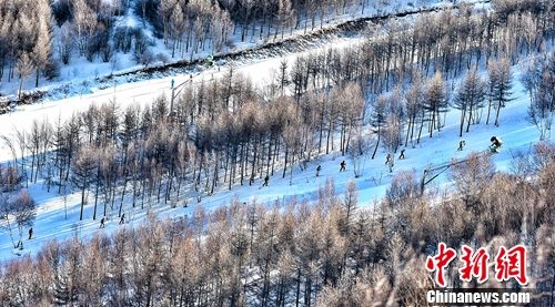 全国滑雪登山挑战赛落幕百余名滑雪高手共享欢乐