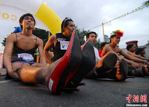 千奇百怪体育赛事:芬兰人最会玩沼泽足球疯狂