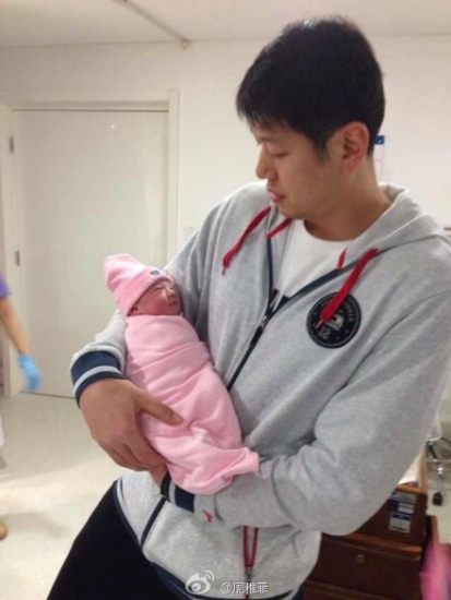 莫科转型教练带队战青年联赛2岁女儿游泳厉害